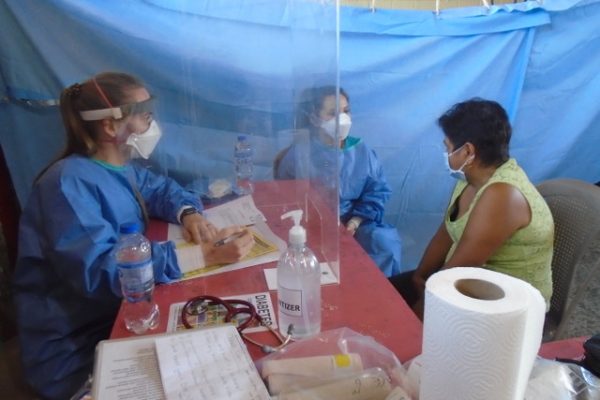 700 Estes Team - 9.13.2021 - Suchitepequez - Lauren and Alejandra with patient